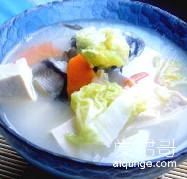 女性丰胸食谱之豆腐炖鲫鱼